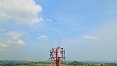 Kırsal alanda 5G Yüksek Hücre Kulesi Mavi Gökyüzüne Karşı Duruyor. İletişim Altyapısı kavramı. Hava Görüntülü Telekom Kulesi Anten ve Uydu Sinyali Cep Telefonu 4k
