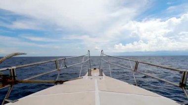 Boats Bow Bulutlu Gökyüzü DoF 'unun Altında Engin Okyanus' un Huzurlu Görünümünü Sağlar. Huzurlu Rahatlama için ideal. Dramatik Bulutlu Mavi Gökyüzü 'ne karşı. Deniz 4k 'de Seyahat ya da Denizcilik Projeleri için ideal