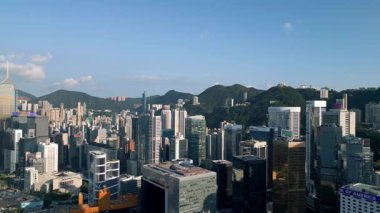 Hong Kong - 1 Mar 2024: Çin Şehri Metropolis Şehir Manzarası. Ulaşım Yolları ve Sabah Otobanı Çekimi. Kalabalık Merkez 'deki Bankacılık Endüstrisi kavramı Ünlü HK Kasabası 4k