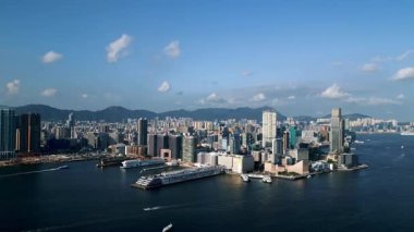 Çin şehrinin Metropolis şehrinde Hong Kong Havacılık Manzarası. Panoramik Çekimde Nakliye Yolları ve Sabah Limanı Trafiği. Ünlü Hong Kong Kasabasının Kalabalık Merkezinde Ticaret Ekonomisi kavramı