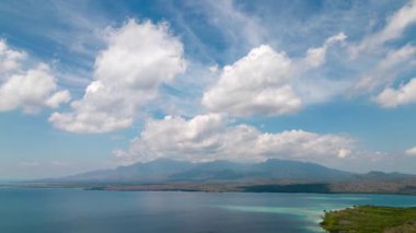 Mavi Su ve Yaz Okyanusu Sahili 'nin Deniz Manzarası. Atlantik Adalarının Rahatlatıcı Doğası 'nda Sahil Tatil Köyü' ne git. Renkli Gökyüzü ve Deniz Gölü ile Panoramik Deniz Havası