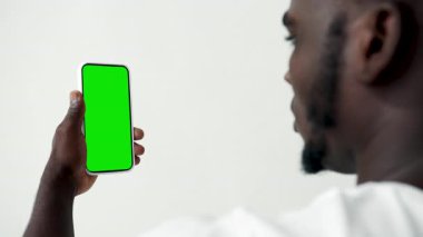 Boş Sayısal Akıllı Telefon Yeşil Ekran Kapalı Genç Afrikalı Adamın Eli 'nde. Mobil Telefon Model 'inde İnsan Dokunuşu Hareketi. İzle ve İnternet Sosyal Medyasını, Aramaları, Haberleri Oku, Uygula, çok