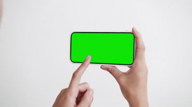 Yeşil Kroma Anahtarlı Ekran Ukalası Genç Kişi Yakından Görünüyor. El Kucağında Tutulan Kız Cep Telefonu Model Pep 'i. Concept Watch Show Movie, Internet Social Media, Call, Read, App, iot, e-Shopping