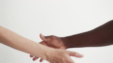 Karışık Ellerin Yakın Çekimde Birarada Tutulmasına Yardım Etmek. Yetişkin Kadın ve Erkek Başarılı Ortaklar Sendikası Anlaşması. Konsept Kol Yardım Kişi Vermek. Bağlılıkta Uyum Hayatı 'na saygı göster. Çeşitlilik Kızı ve Erkeği