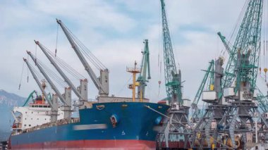 Kargo Taşımacılığı ya da Depolama Taşıyıcıları Liman İskelesi 'ne Su Taşımacılığı ile gidecek. Moor Taşımacılık Limanı 'ndaki Gemi ya da Yükleme ve Boşaltma Tersanesi. Rıhtımdaki tekne ve şilepler 4K