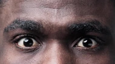 Afrika kökenli Amerikalı Kameraya Bakan Gözler Yakından Çekiyor. Iris ve Göz Gözkapağı Altındaki Gözbebeği 'nin Lash' li Macro görüntüsü. Kornea ve Retina ya da Soyut Siyah Kişinin Temas Lensleri