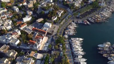 Sabah güneşinde Tekne ya da Yat 'la Şehir Seyahati. Sunny Lighting Shore 'daki ünlü şehrin şehir merkezine giden tekneli su seyahatinde havadan uçuş görüntüsü. Watercraft Modern İnsanlar İçin Su İşleri Köyü