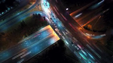 Top View Time Lapse 'da şehir yolunda trafik vardı. Zaman atlamalı güzel Kentsel Şehir Taşımacılığı. Gece Arabaları ve Işık Çizgileri Yolu 'nun Üzerinde Uçun. Modern Meşgul Şehir Hayatı Konsepti. 4k Otobanı.