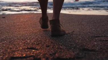 Okyanus Doğa Kapanışı 'ndaki Summer Beach' te Ayakkabı Bacakları İçinde Genç Kadın Yürüyüşü. Yaz Tatili 'nde Güzel Yetişkin Kız Çizmeleri Slowmo' da Açık Hava Yürüyüşü. Şafak vakti Cennet Kıyı şeridinde Deniz Suyu kavramı