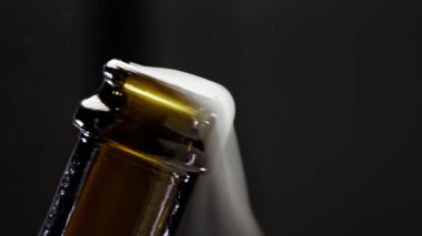 Dolu Cam Şişe 'nin Açılış Kapağı Bira İçkisi Yakından. Soyut Modern Parti 'de Alkol İçeceği İçmek. Açık Kapaklı Lid ve Güzel Duman Macro Görünümü Karanlık Stüdyo Çekiminde İzole Edildi