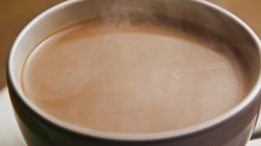 Beyaz Kupa 'da Kahve İçmek. Yakın plan. Espresso Cafe 'de Süt Kremalı Aromatik Arabika' nın Taze İçeceği. Makro 'daki Stüdyo Çekiminde Tasarım Kupasından Enerji İçme ve İçme Sıvısı