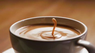 Beyaz Kupa 'da Kahve İçmek. Yakın plan. Espresso House 'da Süt Kremalı Aromatik Arabika' nın Taze İçeceği. Makro 'da Stüdyo Çekimi Üzerine Tatlı Kupa' dan Organik Bira ve İçme Sıvısı Hazırlanıyor