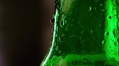 Cam Bira Şişesi 'nde Alkol İçeceği. Yakın plan. Soyut Modern Parti 'de Lezzetli Fizz İçeceği İçmek. Temiz Macro Görünümü Islak Doku ve Güzel Yüzey Rengi Karanlık Stüdyo Çekimi İzole Edildi