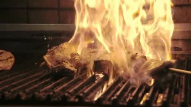 Mutfak Izgarasında Şefin Pişirdiği Et Yakın Çekimde. Lezzetli ve sulu et ızgarada kızartılıyor. Aşçı Barbekü İçin Yemek Hazırlıyor. Taze BBQ Menü Kapalı Kapalı Yanan Izgara