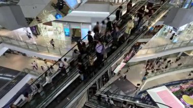 Hong Kong - 1 HAZİRAN 2025 Perakende AVM 'de Alışveriş Yapanların Yürüyen Asansörleri Lüks Mağazalara Taşıması. Asyalı Kalabalığın Merdivenleri Kullandığı Parlak Video. Kara Cuma ya da Tatil 4K 'da trafik