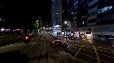 Hong Kong Şehir Trafiğinin Karanlık Vuruşlu Şehir İnsanları ve Taşıyıcı Arabalarıyla Sürati Hızlandırıldı. Doğu Asya Kasabası ve Kalabalık Yollar 'ın hızlandırılmış videosu. Çin Meşhur Hong Kong Konutları Şehri