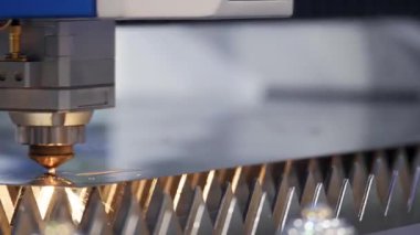 Modern Teknolojik Cnc Metalik Yatay Ironwork Object Hot Gas 'te Güç Kesme Eylemi. Bilgisayar Programı Ağır Endüstrisinde Endüstriyel Detaylar Yapılıyor. Metal Madde Lazer Yanığı Yakın Çekim