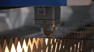 Modern Teknolojik Cnc Metalik Yatay Ironwork Object Hot Gas 'te Güç Kesme Eylemi. Bilgisayar Programı Ağır Endüstrisinde Endüstriyel Detaylar Yapılıyor. Metal Madde Lazer Yanığı Yakın Çekim