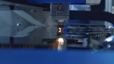 Modern Teknolojik Cnc Metalik Yatay Ironwork Object Hot Gas 'te Güç Kesme Eylemi. Bilgisayar Programı Ağır Endüstrisinde Endüstriyel Detaylar Yapılıyor. Metal Madde Lazer Yanığı Yakın Çekim