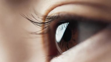 Asyalı Göz İnsan ve Güzel Kahverengi Iris Macro Vuruşu. Parlak Güzellik Gözü Açık Göz ve Göz Büyümesi. İleri Bakışlı Aşırı Yakın plan Kız. Aydınlık Göz 'e 