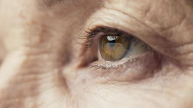 Güzel Kahverengi Iris Macro Vuruşlu Yaşlı Göz Kadın. Göz bebeği büyümesi olan parlak güzel insan gözleri. Aşırı Yakın çekim Olgunluk Temiz Görünüm İlerisi. Aydınlık Göz 'e Yaşlı Göz' ü bağlıyorum. Görünüm Konsepti