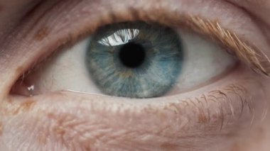 Güzel Mavi Iris Macro Vuruşu ile Göz İnsan Açılışı. Parlak Güzellik Gözü Açık Göz ve Göz Büyümesi. Ekstrem Yakın plan Kız Kameraya Bakıyor. Aydınlık Göz 'e 