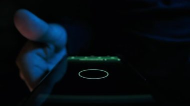 Tech Cihaz Paneli 'nde parmak izi taramasında insan kimliğini etkinleştir. Nöral Ağ Görselleştirme Hologramını Aç. Sektör 4 'te Dijital Başlangıç Tanımlama Algılayıcı Ekranı Kavramı