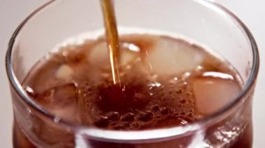 Buzlu ve Islak Yüzey Kapalı Kokain İçiyor. Gazlı içecek ya da Macro 'da Stüdyo Shot' da diyet kola içmek. Renkli Pub menüsü ya da Yüksek Şekerli Fast Food yemek