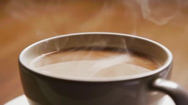 Beyaz Kupa 'da Kahve İçmek. Yakın plan. Espresso House 'da Süt Kremalı Aromatik Arabika' nın Taze İçeceği. Makro 'da Stüdyo Çekimi Üzerine Tatlı Kupa' dan Organik Bira ve İçme Sıvısı Hazırlanıyor