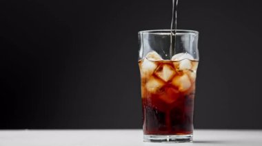 Buzlu ve Islak Yüzey Kapalı Kola İçmek. Gazlı içecek ya da Macro 'da Stüdyo Shot' da diyet kola içmek. Renkli Pub menüsü ya da Fast Food 'un Karanlık Arkaplanda İzole Edilmesi