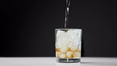 Buzlu ve Islak Yüzey Kapalı Kokain İçmek. Gazlı içecek ya da Macro 'da Stüdyo Shot' da diyet kola içmek. Renkli Pub menüsü ya da Fast Food 'un Karanlık Arkaplanda İzole Edilmesi