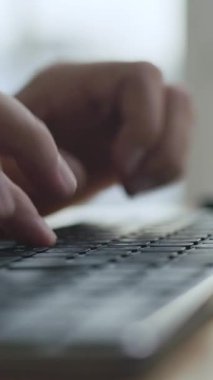 Man Hands, Şirket Çalışma Alanı 'nda Bilgisayar Klavyesine Yazıyor. Erkek Patronun Yaşam Tarzı ya da İşletme Yöneticisi E- posta Bilgileri ya da Web Sitesi Kodu. Yazar ya da Gazetecinin Uzaktan Çalışması