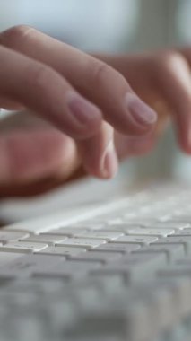 Bilgisayardaki Klavyede Yazan Çocuğun Elleri ya da Web sitesindeki Yorum Metni. Uzak E-Öğrenme Sayfası 'nda ya da Geliştirme Kodu' nda Erkek Ödevi Yazıyor. Yaratıcılık Ofisi Öğrenci Teknolojisi