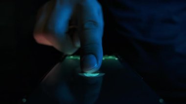 Tech Cihaz Paneli Kapanış 'ta parmak izi taramasında kimliği etkinleştir. Sinirsel Ağ Görselleştirme Hologramı 'nı aç. Sektör 4 'te Dijital Başlangıç Tanımlama Algılayıcı Ekranı Kavramı