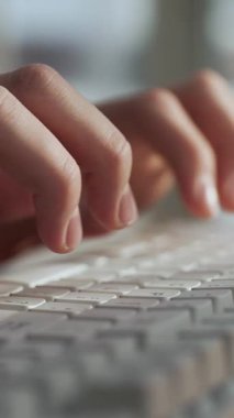 Ev Kapanışı 'nda Masaüstü Bilgisayarı' nda çalışan adam. Guy Hands, klavyeye içeride yazı yazıyor. Ofisteki Sekreter bilgisayarda çalışıyor. Modern Uzaktan Serbest Mesaj Yazmak için Bilgisayar Kullanımı. Aygıt Makro Ayrıntıları