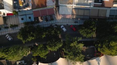 Şehir merkezindeki hava manzarası ve binaların mimarisi ile ünlü peyzaj. Doğal Güneş Işığında Yaz Kasabası 'nda Seyahat İşi. Otomobil Turizm Kültürü Sokaklar ve Yollarda Trafikte