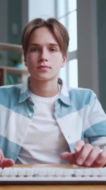 Bilgisayar Klavyesinde Yazan Genç Meşgul Çocuğun Portresi. İçişleri Bakanlığı 'nda oturan ya da Eğitimsel Bilgisayarda Yaratıcı Çalışmalar Yazan. Çevrimiçi Çevrimiçi Erkek Çocuğun Yaşamında E-Öğrenme Uzaktan Teknoloji ve İnternet