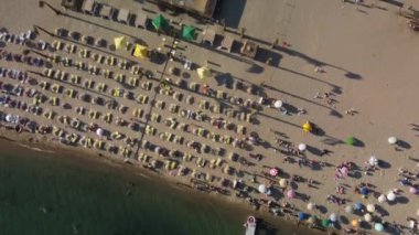 Sarimsakli ayvalik Balikesir Turkey sahilinde güneşlenen ve yüzen insanların en iyi görüntüsü. Yüksek kalite 4k görüntü