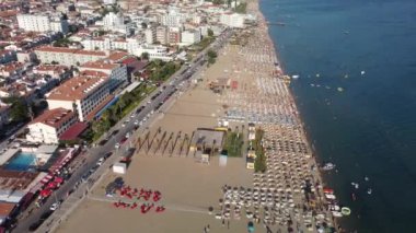Sarimsakli ayvalik Balikesir Turkey sahilinde güneşlenen ve yüzen insanların en iyi görüntüsü. Yüksek kalite 4k görüntü