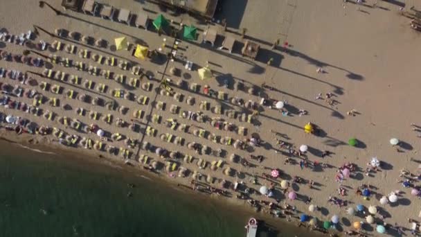 人々のトップビュー日光浴やSarimsakli Ayvalik Balikesirトルコのビーチで泳ぐ 高品質4K映像 — ストック動画