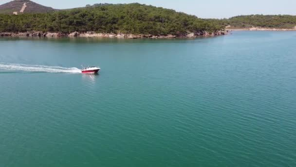 Drone Pohled Loď Modré Čisté Vody Horní Pohled Bílý Člun — Stock video
