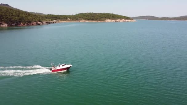Κηφήνας Άποψη Ενός Σκάφους Καταγάλανα Νερά Άποψη Ενός Λευκού Σκάφους — Αρχείο Βίντεο
