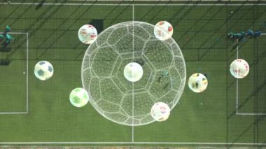 2022 Dünya Futbol Kupası Katar 'da. Tüm futbol dünya kupası katılımcıları. Dönen futbol topu ve stadyumun hava görüntüleri. Yüksek kalite 4k görüntü