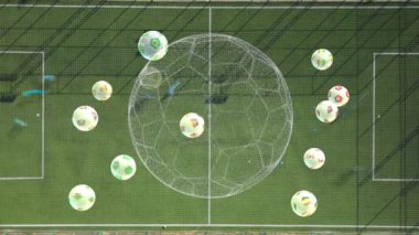 2022 Dünya Futbol Kupası Katar 'da. Tüm futbol dünya kupası katılımcıları. Dönen futbol topu ve stadyumun hava görüntüleri. Yüksek kalite 4k görüntü