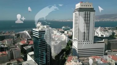 Modern şehir manzarası ve iletişim ağı konsepti. Telekomünikasyon. Bazı şeylerin interneti. Bilgi Teknolojisi Bilişim Teknolojisi. 5G mi? Akıllı şehir. Dijital dönüşüm. Yüksek kalite 4k görüntü