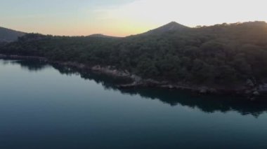 Hava, güzel manzara ve Ayvalik Türkiye 'de gün batımında deniz manzarası. Yüksek kalite 4k görüntü