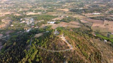 Birçok tarla, tarım arazisi, tarım arazisi, deniz ve dağ arka planında uçuyor. Yüksek kalite 4k görüntü