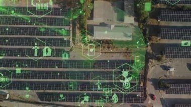 Güneş enerjisi ve teknoloji konsepti. Yenilenebilir enerji. Akıllı şebeke Yüksek kalite 4k görüntü