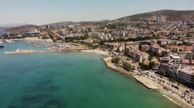 Kusadasi, Aydın ilinin Aydın ilçesi. Yaz akşamında Rıhtım ve Kusadasi Şehri. Ege kıyısındaki Kusadasi Skyline Gece Manzarası, Türkiye. 4 bin. Yüksek kalite 4k görüntü