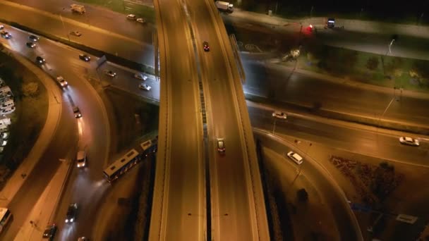 Сверху Вниз Ночным Городским Дорогам Автомобилями Движущимися Воздуха Ночной Городской — стоковое видео
